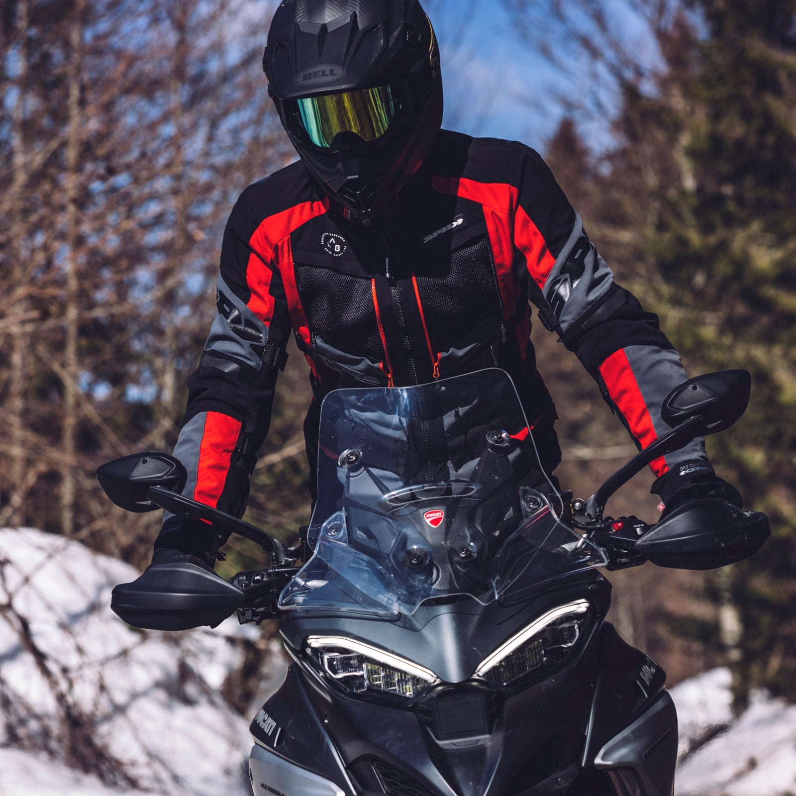 Essential Safety Features in a Riding Jacket: Armour, Reflectivity, and More