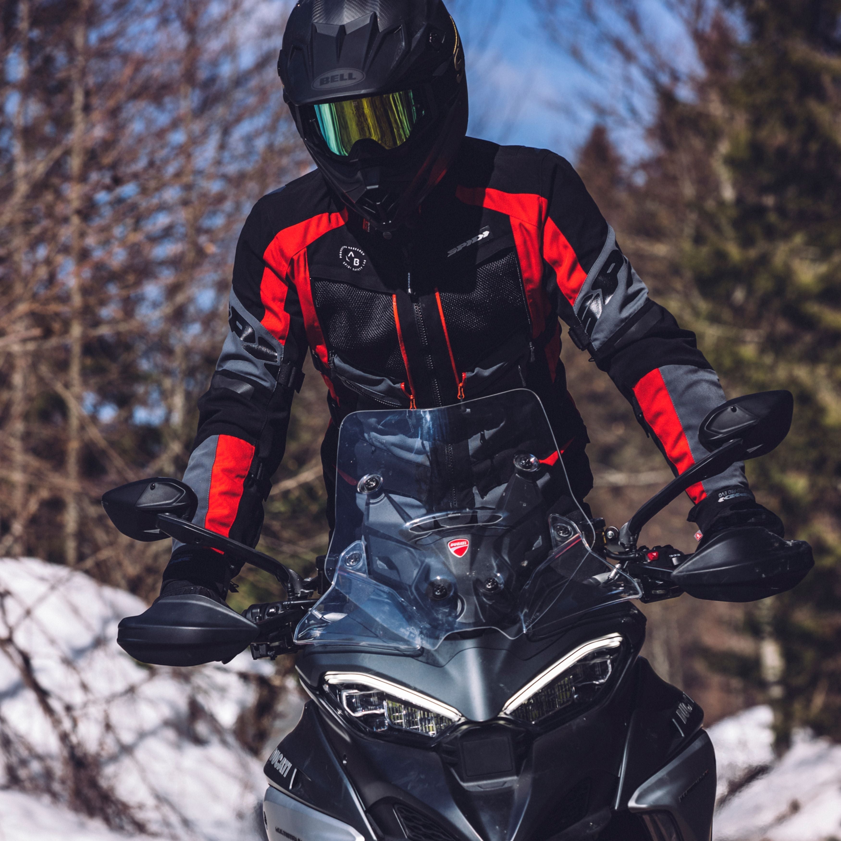 Essential Safety Features in a Riding Jacket: Armour, Reflectivity, and More