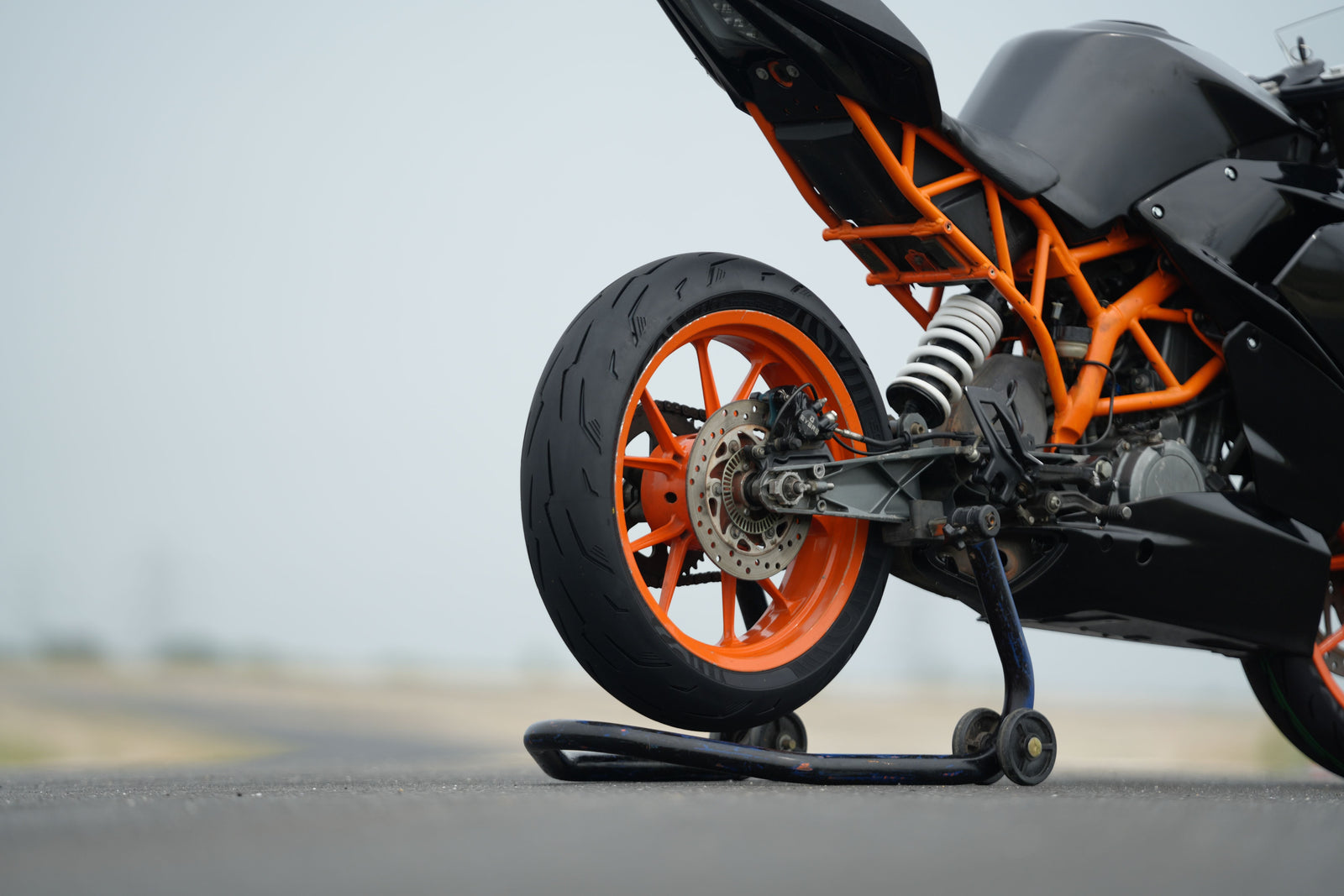 How New Motorcycle Tyre Compounds Deliver 20% More Winter Grip in 2026?