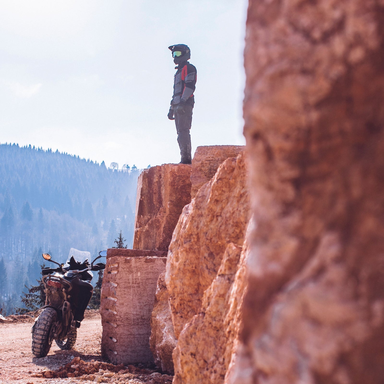 Jackets for Adventure Riders: Durability and Versatility in Extreme Conditions