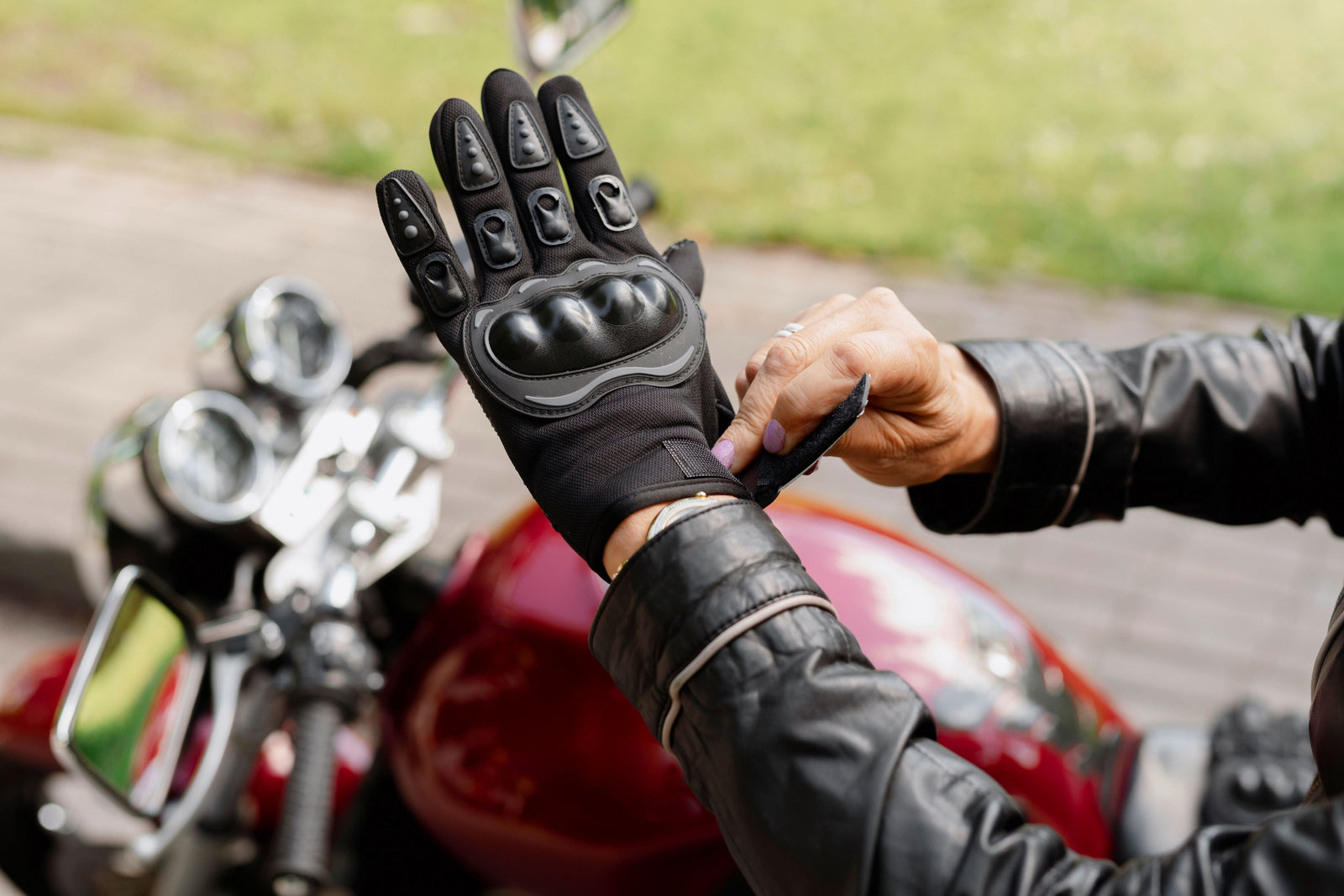 Summer vs. Winter Riding Gloves: How to Choose the Right Pair for Every Season