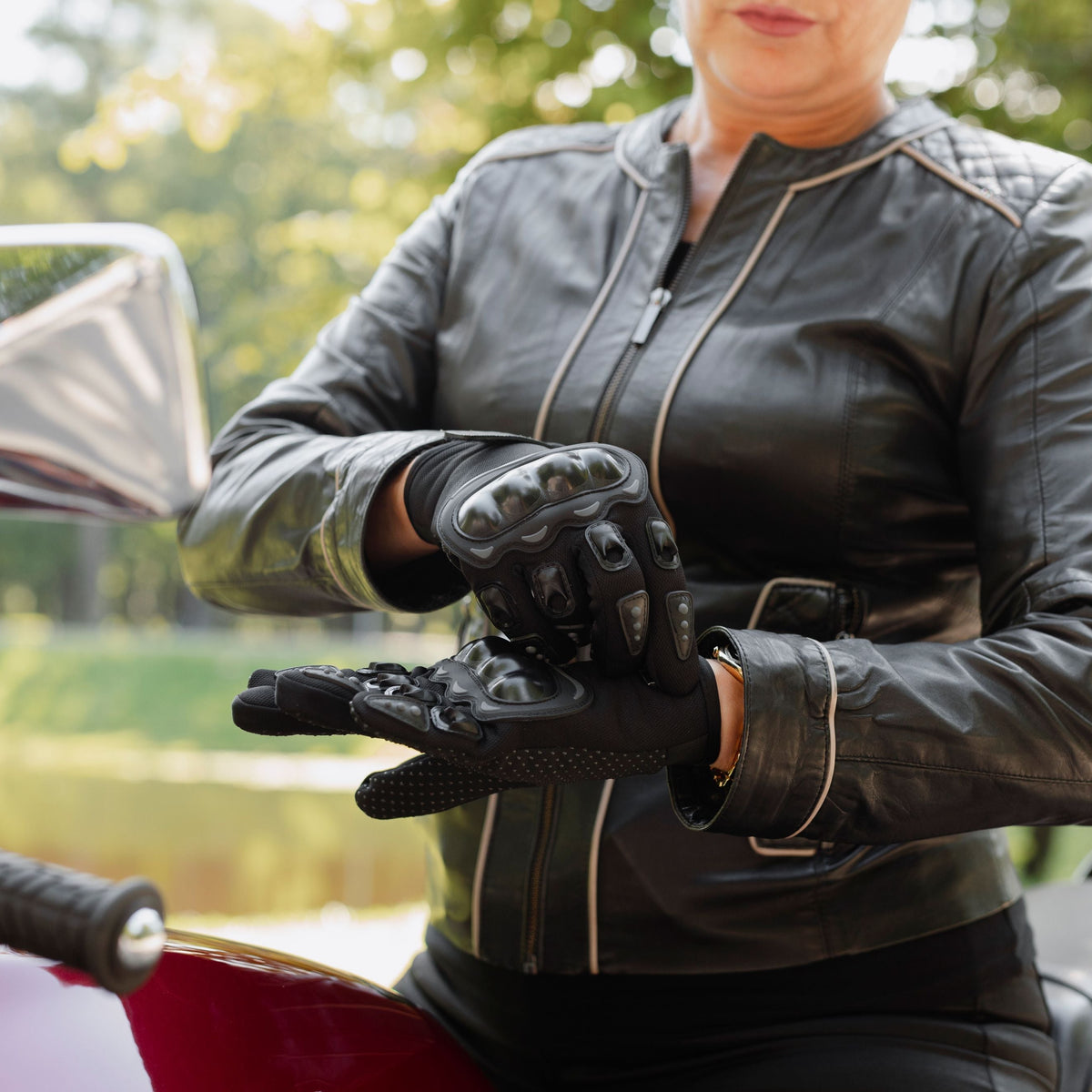 Top Safety Features in Riding Gloves